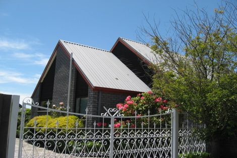 Photo of property in 23 Brockhall Lane, Avonhead, Christchurch, 8042