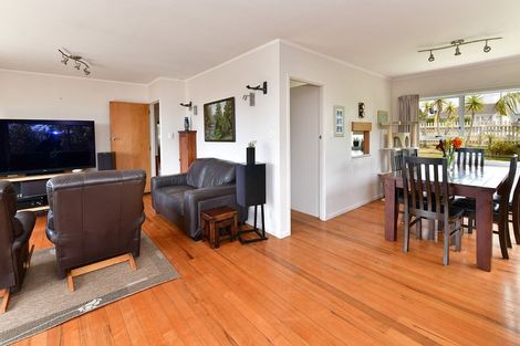Photo of property in 763 East Coast Road, Northcross, Auckland, 0630