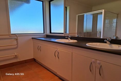 Photo of property in 469 Waitakere Road, Taupaki, Henderson, 0782