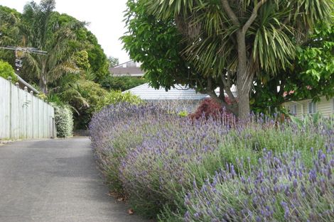 Photo of property in 8 Kiwi Esplanade, Mangere Bridge, Auckland, 2022