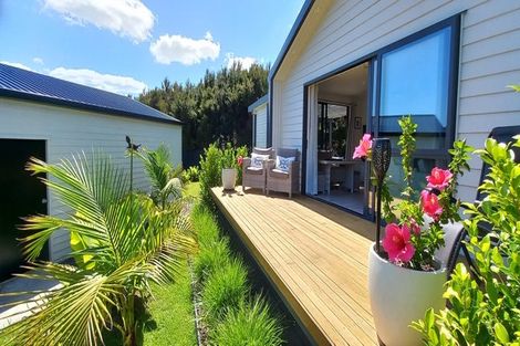 Photo of property in 2 Meenas Place, Cable Bay, 0420