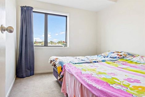 Photo of property in 3i/10 Crown Lynn Place, New Lynn, Auckland, 0600