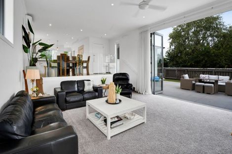 Photo of property in 15 Kowhai Street, Strandon, New Plymouth, 4312