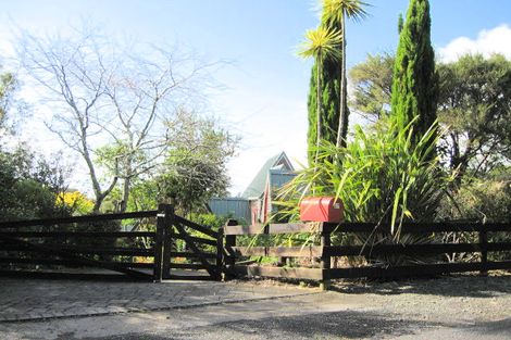 Photo of property in 27 Rauhuia Crescent, Parau, Auckland, 0604