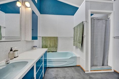 Photo of property in 8 Longview Drive, Merrilands, New Plymouth, 4312