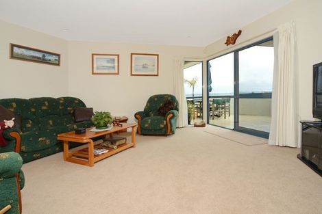 Photo of property in 19 Mandeville Place, Unsworth Heights, Auckland, 0632