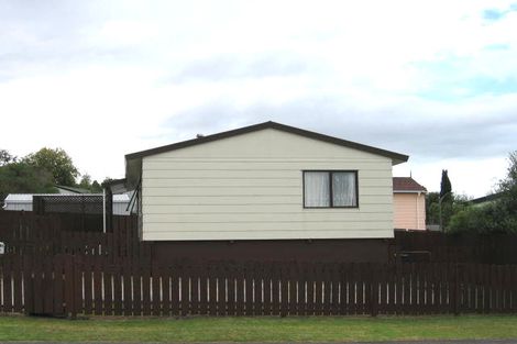 Photo of property in 2 Madigan Place, Glendene, Auckland, 0602