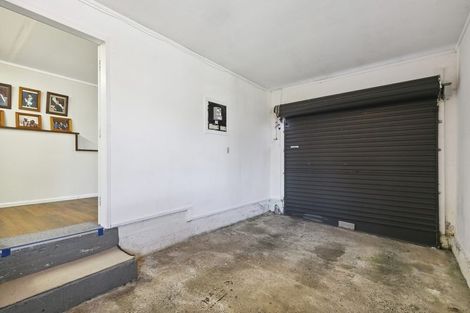 Photo of property in 23 Griffiths Grove, Newlands, Wellington, 6037