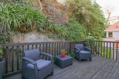 Photo of property in 2/33 Hawker Street, Mount Victoria, Wellington, 6011