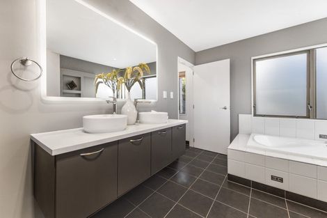 Photo of property in 13 Reynard Terrace, Conifer Grove, Takanini, 2112