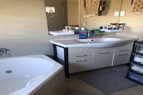 Photo of property in 18 Catlins Place, Fairview Heights, Auckland, 0632