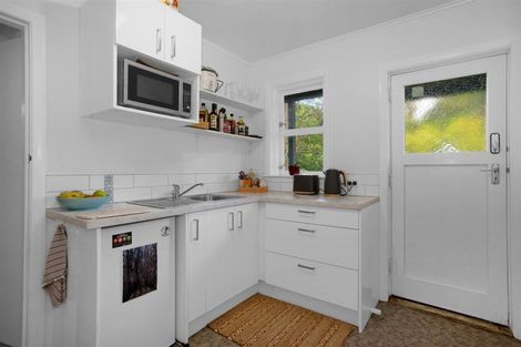 Photo of property in 10 Kereru Bend, Tawa, Wellington, 5028