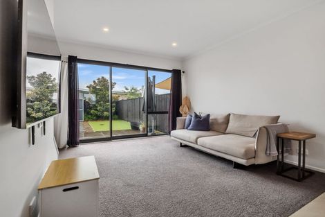 Photo of property in 18 Owen Chapman Drive, Red Beach, 0932