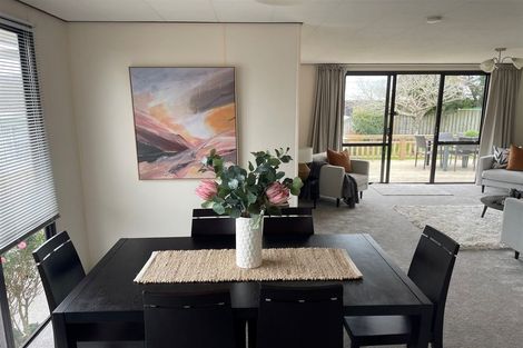 Photo of property in 72 Totaravale Drive, Totara Vale, Auckland, 0629