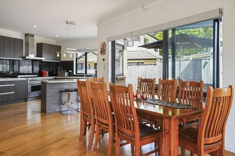 Photo of property in 102 Lake Panorama Drive, Henderson Valley, Auckland, 0612