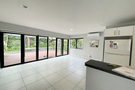 Photo of property in 3/252 East Coast Road, Forrest Hill, Auckland, 0620
