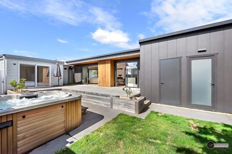 Photo of property in 10 Birdwood Road, Waterloo, Lower Hutt, 5011