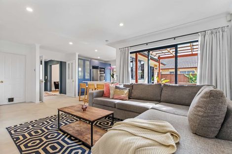 Photo of property in 9 Croftview Road, Wattle Downs, Auckland, 2103