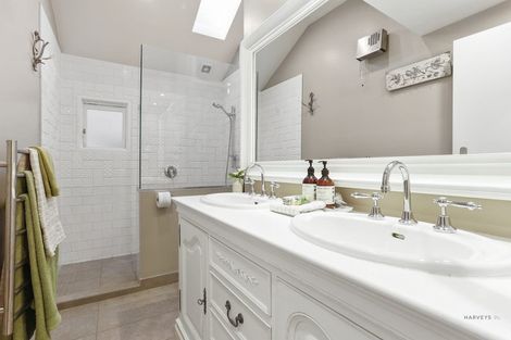 Photo of property in 27 Turanga Road, Henderson Valley, Auckland, 0612