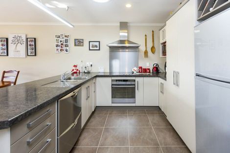 Photo of property in 48 King Charles Drive, Kingsley Heights, Upper Hutt, 5018