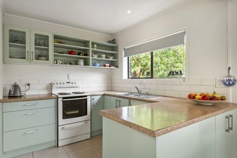 Photo of property in 2/52 Saddleback Rise, Murrays Bay, Auckland, 0630