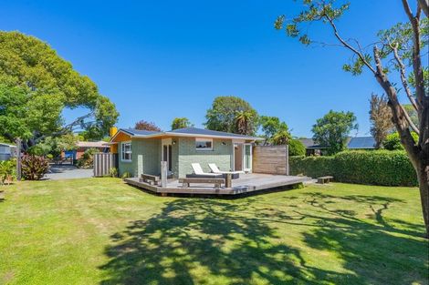 Photo of property in 16 Walton Avenue, Waikanae, 5036