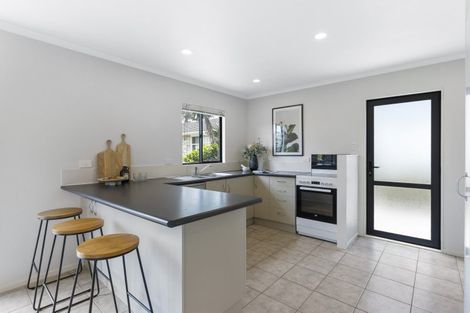 Photo of property in 77a Stott Avenue, Birkdale, Auckland, 0626