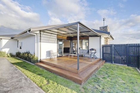 Photo of property in 32 Atlantic Drive, Fitzherbert, Palmerston North, 4410