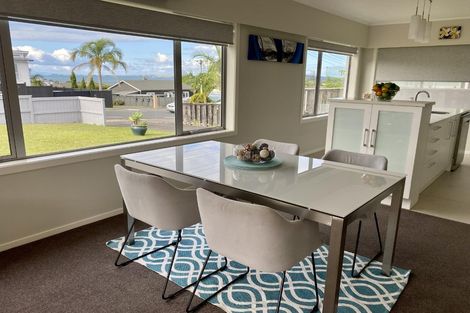 Photo of property in 1/104 East Coast Road, Forrest Hill, Auckland, 0620