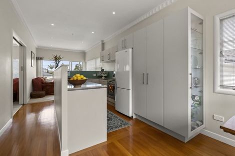 Photo of property in 19 Merani Street, Narrow Neck, Auckland, 0622