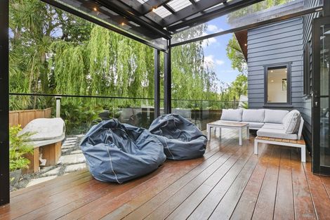 Photo of property in 18 Atkinson Road, Titirangi, Auckland, 0604