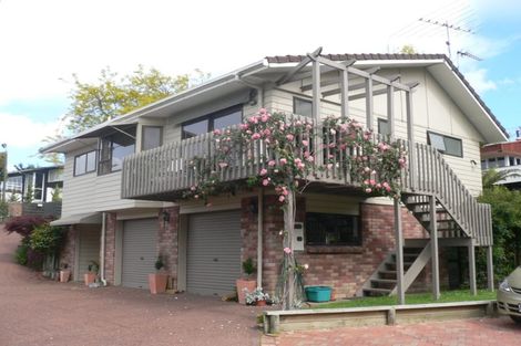 Photo of property in 1/4 Pine Hill Crescent, Browns Bay, Auckland, 0630