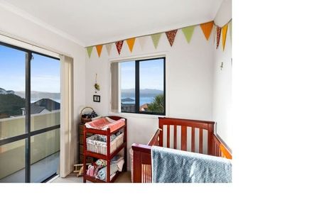 Photo of property in 4 Forbes Lane, Newlands, Wellington, 6037