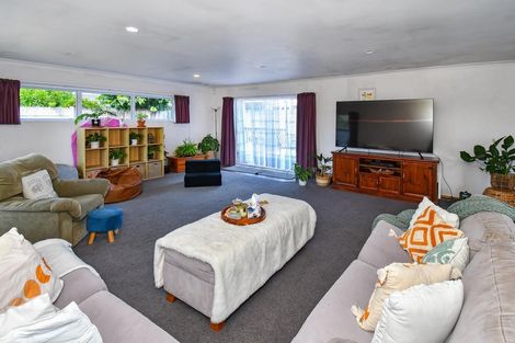 Photo of property in 16 Mccall Place, Opaheke, Papakura, 2113