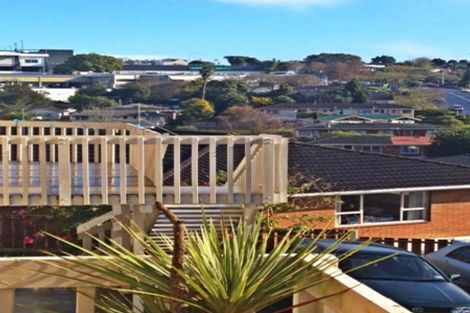 Photo of property in 2/5 Downing Street, Glenfield, Auckland, 0629