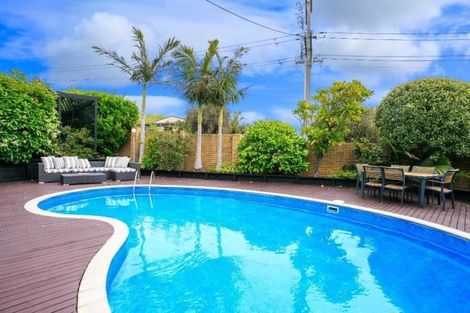 Photo of property in 1/75 Castor Bay Road, Castor Bay, Auckland, 0620