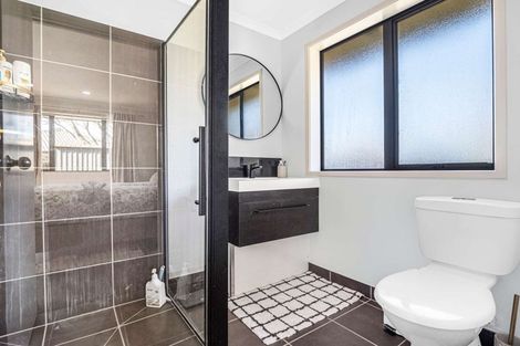 Photo of property in 12 Bella Villa Drive, Waiuku, 2123