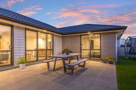 Photo of property in 25 Queen Charlotte Drive, Aotea, Porirua, 5024