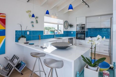 Photo of property in 106 Field Way, Waikanae Beach, Waikanae, 5036