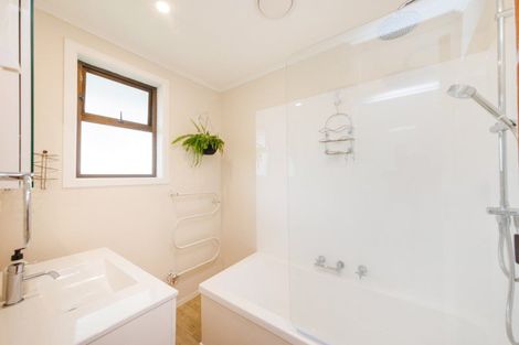 Photo of property in 11 Montrose Place, Takaro, Palmerston North, 4412
