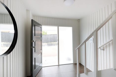 Photo of property in 2/611 Beach Road, Rothesay Bay, Auckland, 0630