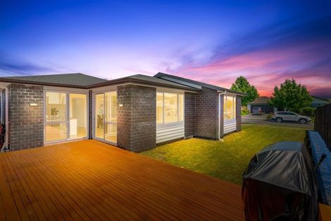 Photo of property in 6 Coote Way, Kumeu, 0810