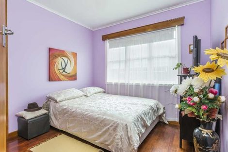 Photo of property in 73 Pupuke Road, Northcote, Auckland, 0627