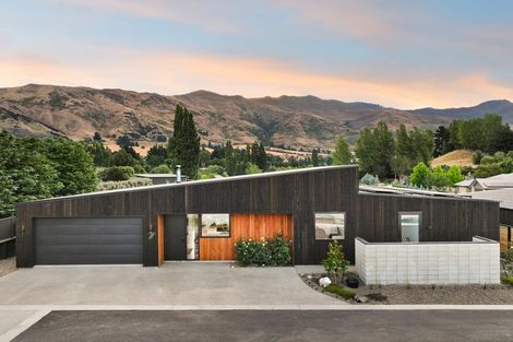 Photo of property in 7 Fern Burn Close, Wanaka, 9305