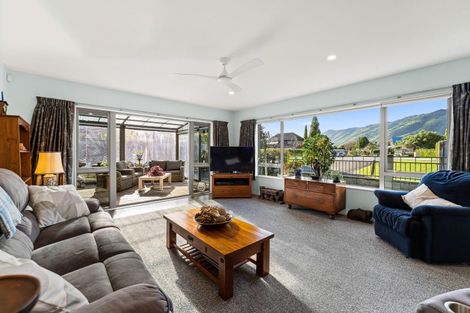 Photo of property in 19 Edgewater Street, Waikanae, 5036