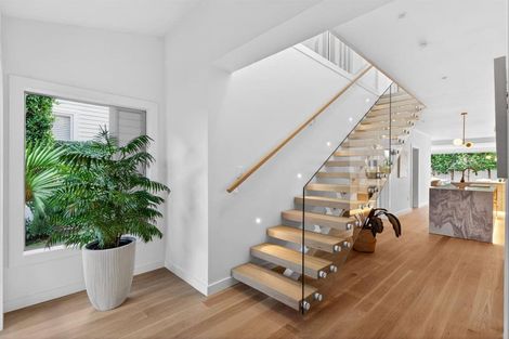 Photo of property in 5 Holiday Road, Milford, Auckland, 0620