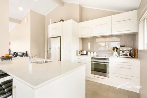 Photo of property in 3/108 East Coast Road, Forrest Hill, Auckland, 0620