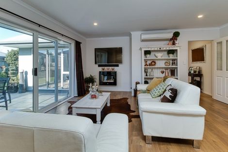 Photo of property in 16 Bourke Place, Havelock North, 4130