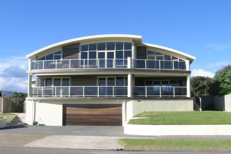 Photo of property in 5 Ara Kuaka, Waikanae Beach, Waikanae, 5036