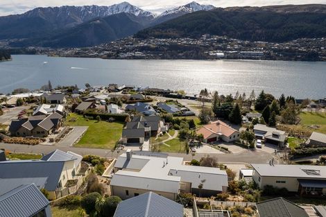 Photo of property in 4 Elizabeth Place, Kelvin Heights, Queenstown, 9300